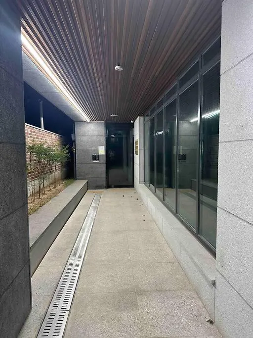 Hongdae 10Mins, Hapjeong 5Mins, Airportbus 5Mins, Largo House Seoul- Foreigner Only