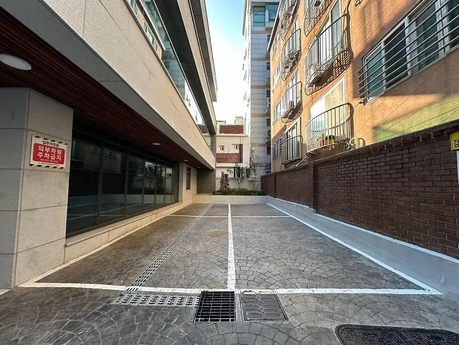 Hongdae 10Mins, Hapjeong 5Mins, Airportbus 5Mins, Largo House Seoul- Foreigner Only