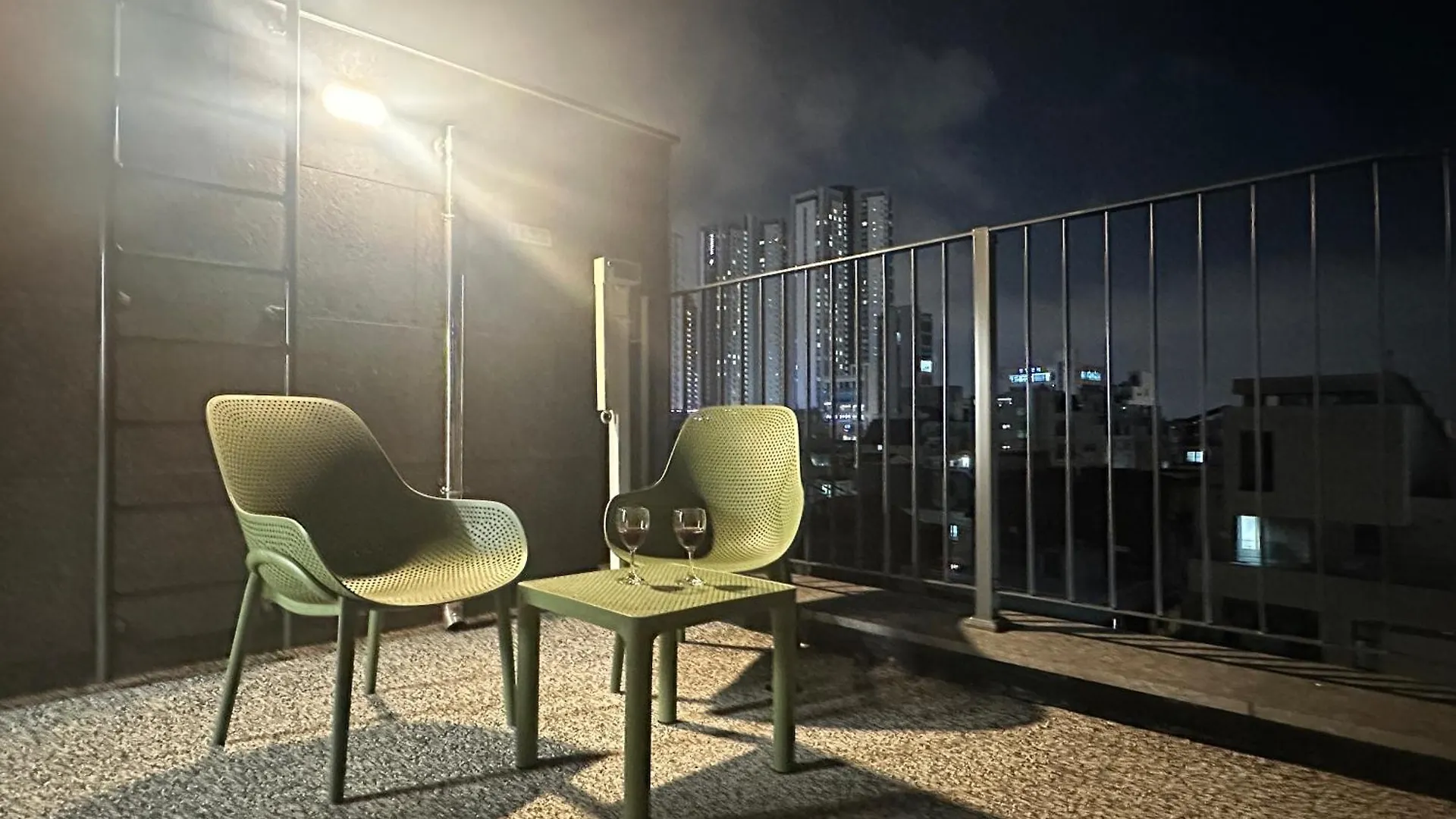 Hongdae 10Mins, Hapjeong 5Mins, Airportbus 5Mins, Largo House Seoul- Foreigner Only Apartman