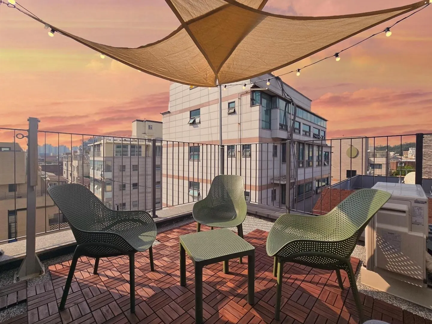 Hongdae 10Mins, Hapjeong 5Mins, Airportbus 5Mins, Largo House Seoul- Foreigner Only 0*,